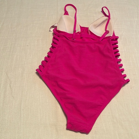 NEW. Size medium - Picture 2 of 2